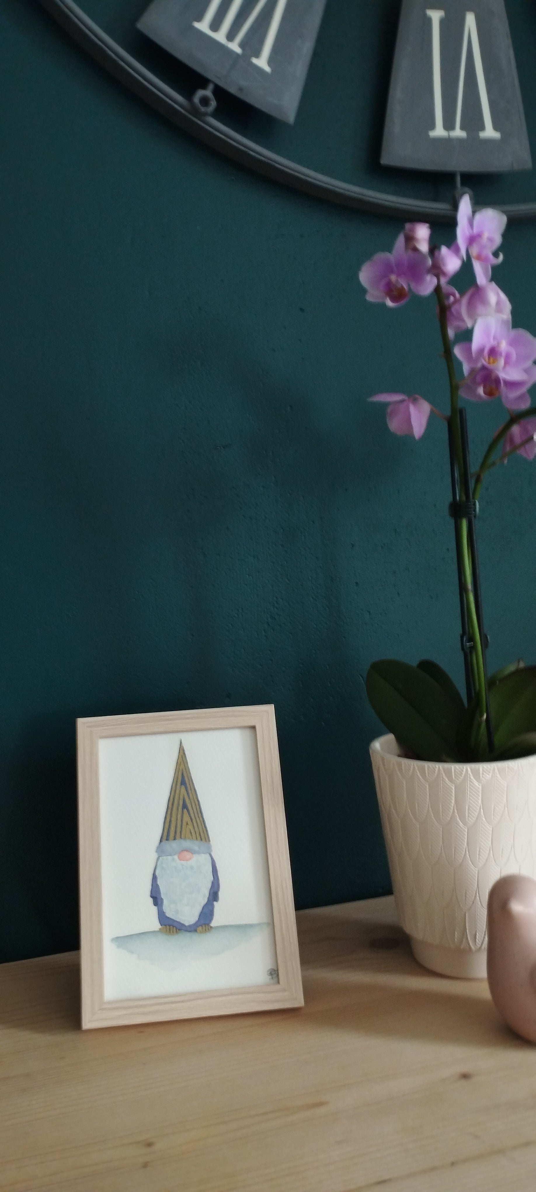 Aquarelle originale Gnome Merlin encadrée, chapeau rayé bleu doré, cadre bois clair.