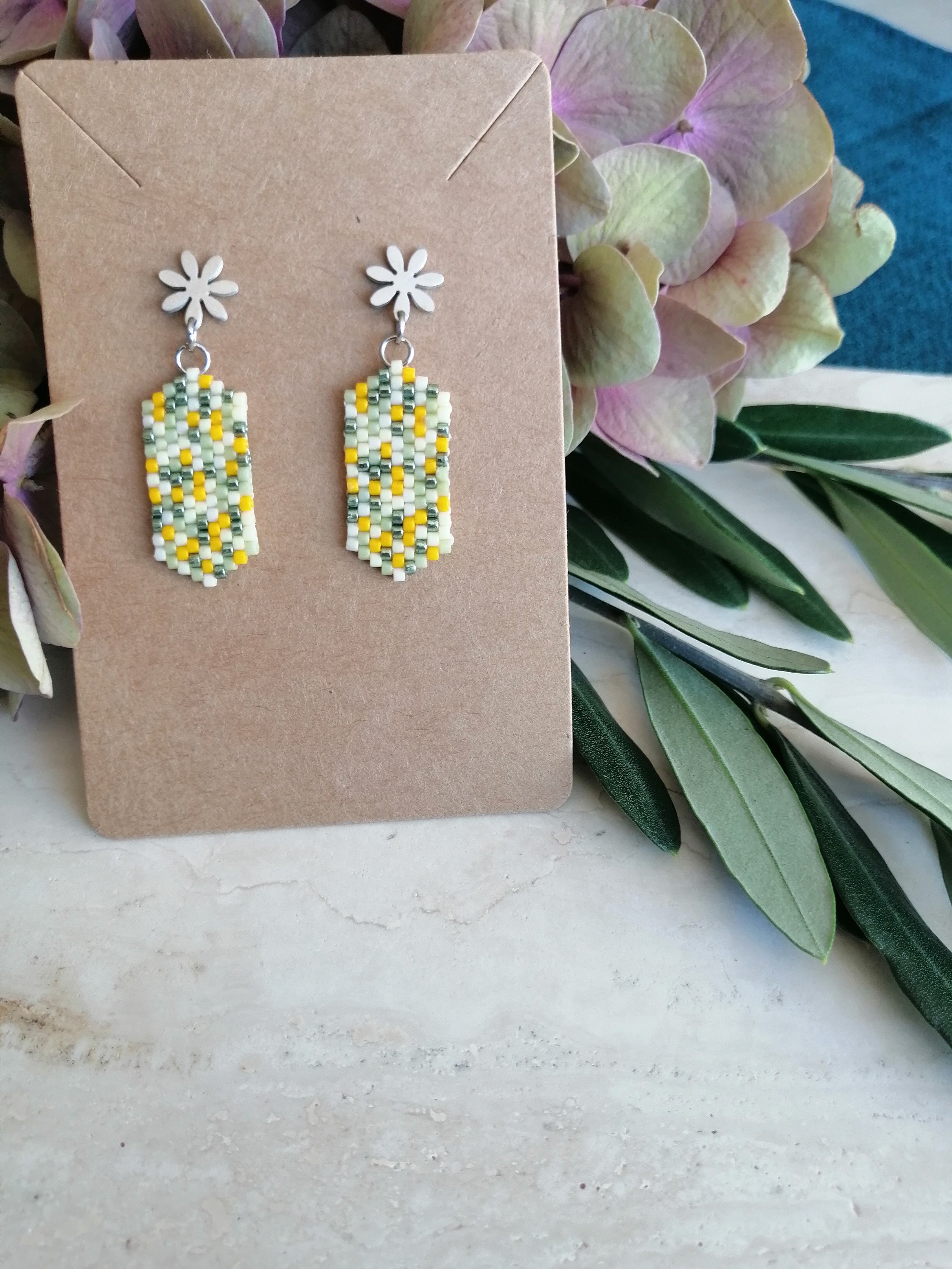 Boucles d'oreilles LEONIE artisanales tissées main, colorées, élégantes et hypoallergéniques sans nickel.