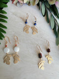 Boucles d'oreilles THALIA Gold Filled, pierres naturelles, pampilles feuilles laiton brut, design organique artisanal.