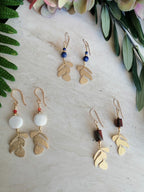 Boucles d'oreilles THALIA Gold Filled, pierres naturelles, pampilles feuilles laiton brut, design organique artisanal.