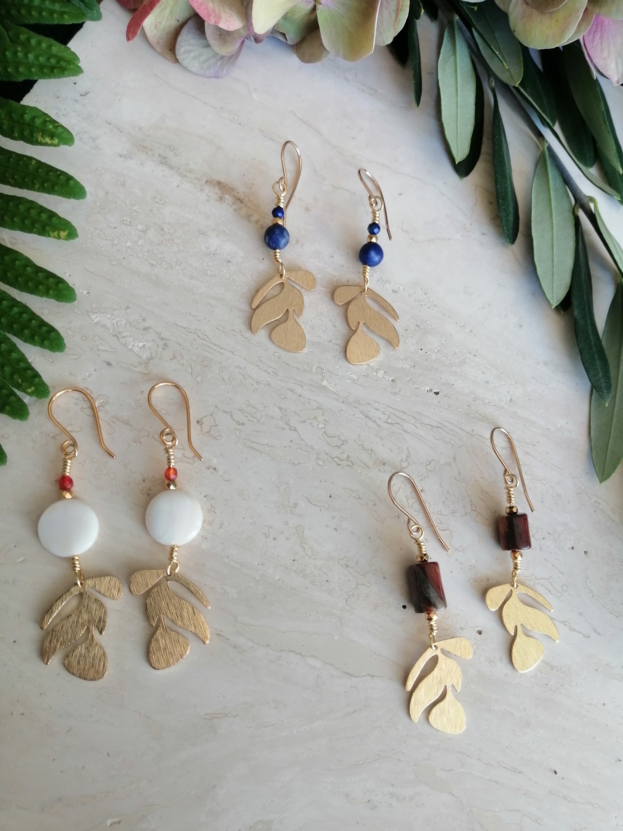 Boucles d'oreilles THALIA Gold Filled, pierres naturelles, pampilles feuilles laiton brut, design organique artisanal.