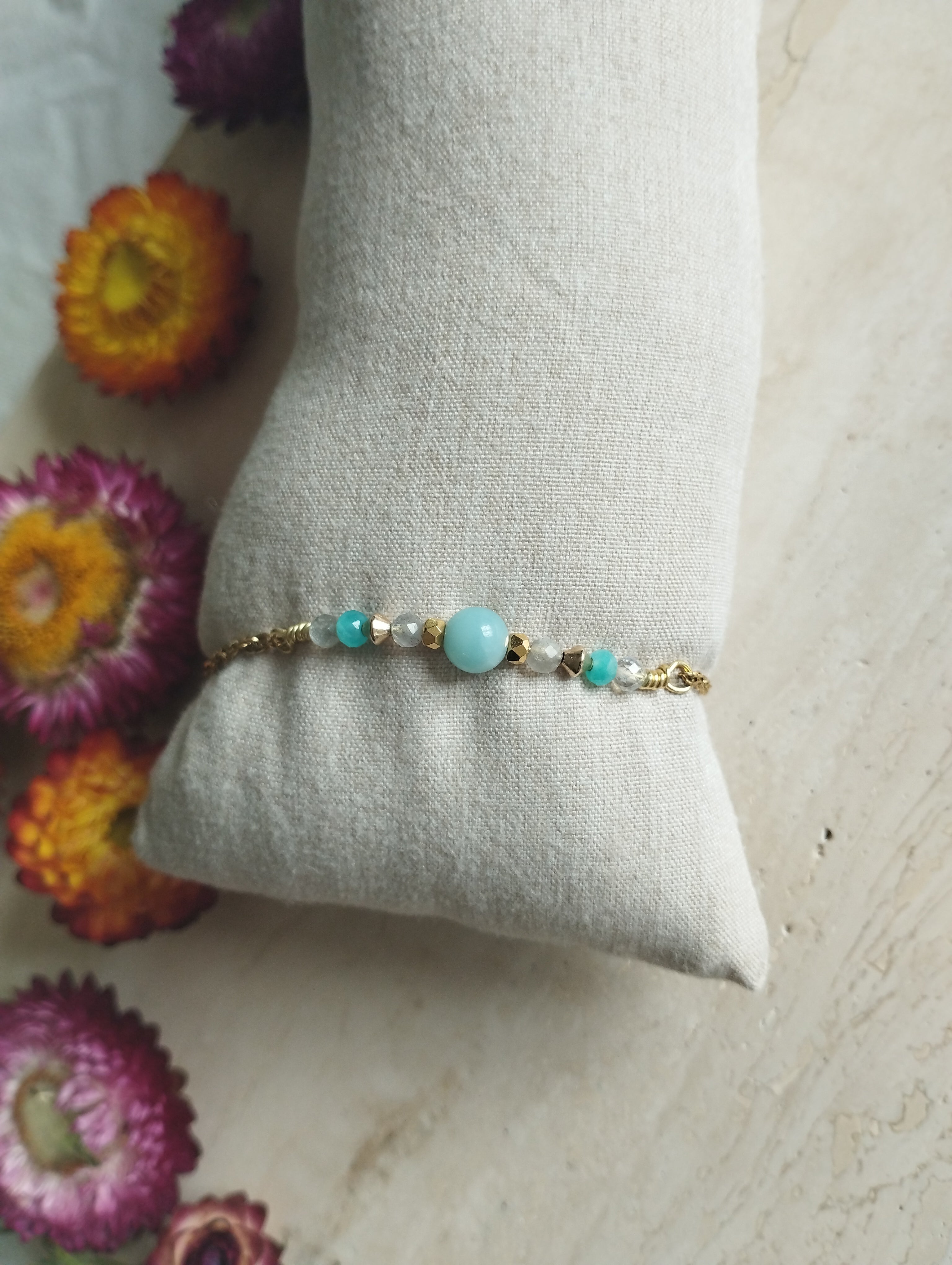 Bracelet JU artisanal élégant en acier inoxydable, verre de Bohème et pierres naturelles.