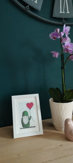 Aquarelle originale Gnome Love encadrée: gnome vert, barbe blanche, ballon cœur rouge.