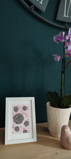 Illustration abstraite Loïs originale encadrée, rose, fuchsia, violet, motifs noirs complexes.