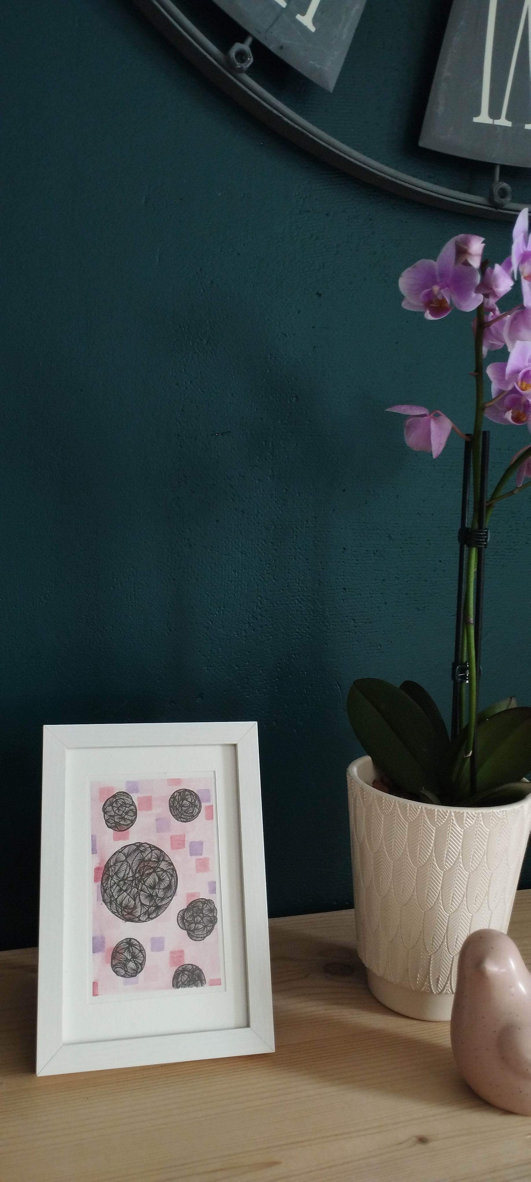 Illustration abstraite Loïs originale encadrée, rose, fuchsia, violet, motifs noirs complexes.