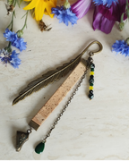 Marque-pages artisanaux français en liège, perles et métal couleur laiton vieilli, design unique.